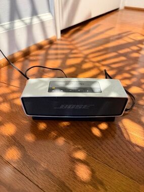 Like New Bose Soundlink Mini Bluetooth Speaker Silver